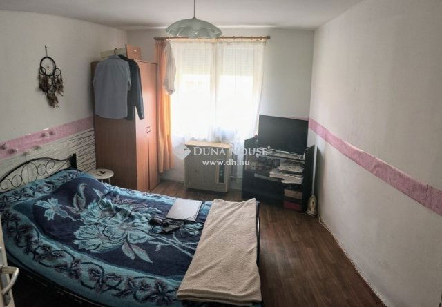 Eladó családi ház, Pécsett 46.9 M Ft, 3 szobás