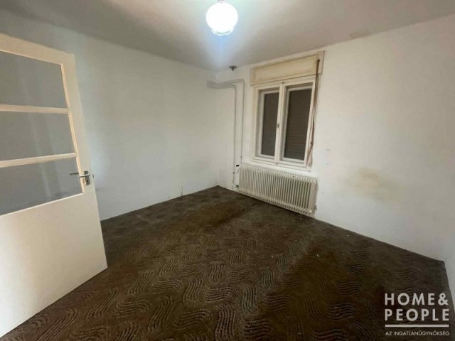 Eladó családi ház, Szegeden 33 M Ft, 2 szobás