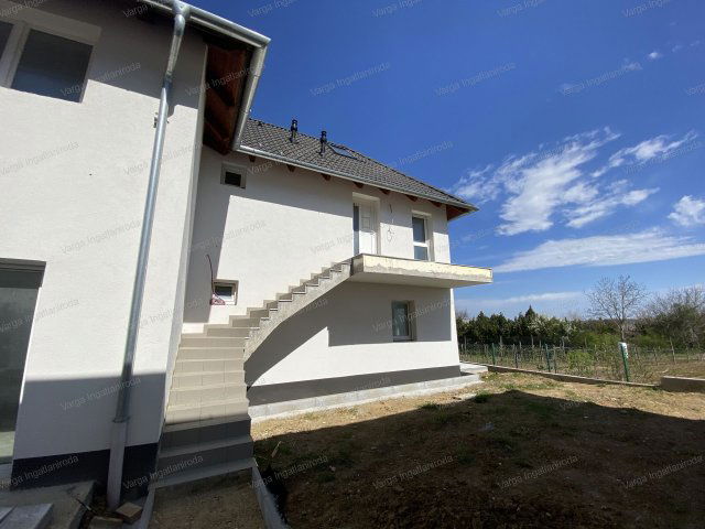 Eladó téglalakás, Sopronban 40 M Ft, 2 szobás