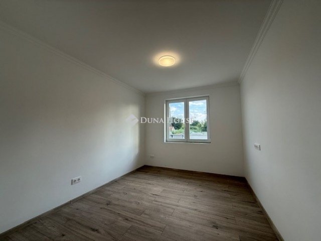 Eladó ikerház, Dánszentmiklóson 58 M Ft, 3 szobás