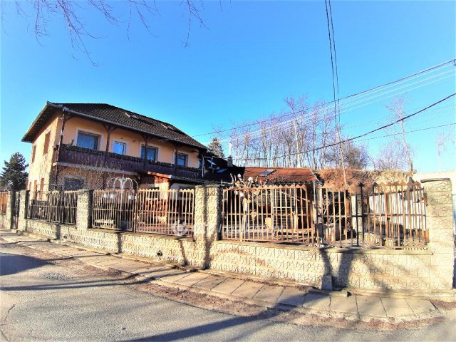 Eladó családi ház, Úrin 260 M Ft, 5+3 szobás