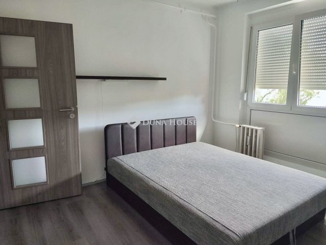 Kiadó panellakás, albérlet, Pécsett, Siklósi úton, 3 szobás