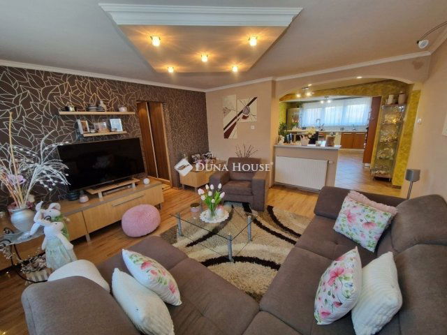 Eladó téglalakás, Baján 95 M Ft, 6 szobás