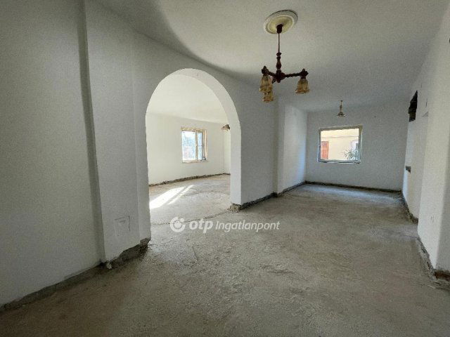 Eladó családi ház, Budapesten, III. kerületben 90.6 M Ft