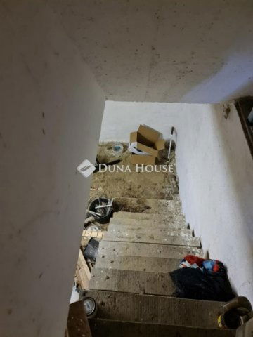 Eladó családi ház, Válon 33 M Ft, 2 szobás