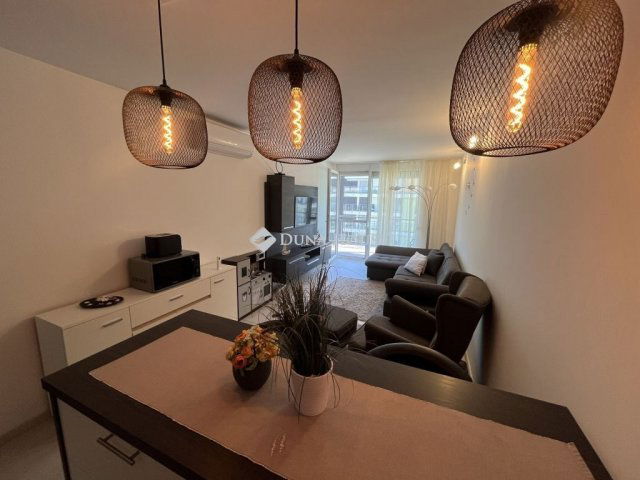 Eladó téglalakás, Siófokon 93.9 M Ft, 2 szobás