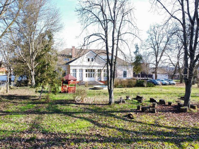 Eladó családi ház, Szügyön 250 M Ft, 15 szobás