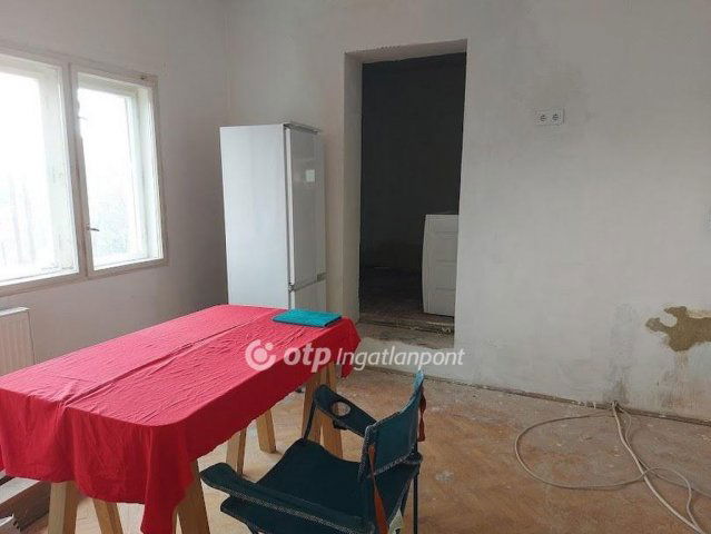 Eladó családi ház, Pécsett 73.8 M Ft, 4 szobás