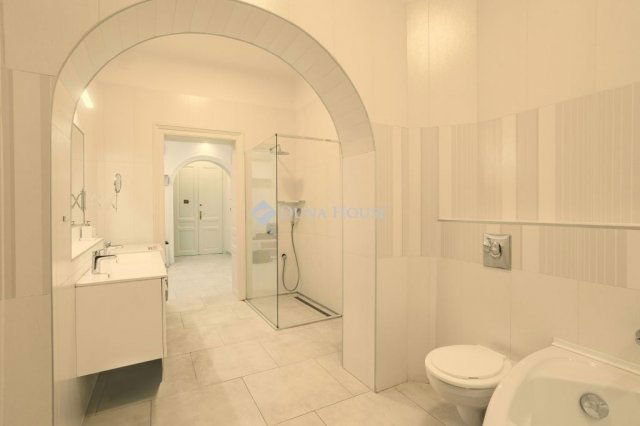 Eladó téglalakás, Pécsett 120 M Ft, 4 szobás