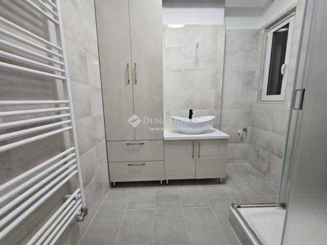 Eladó téglalakás, Pécsett 69.9 M Ft, 3 szobás