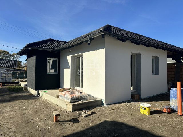 Eladó ikerház, Bicskén 89.9 M Ft, 2+2 szobás