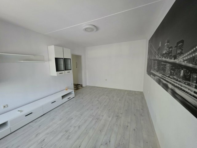 Kiadó panellakás, albérlet, Pécsett 180 E Ft / hó, 2+1 szobás