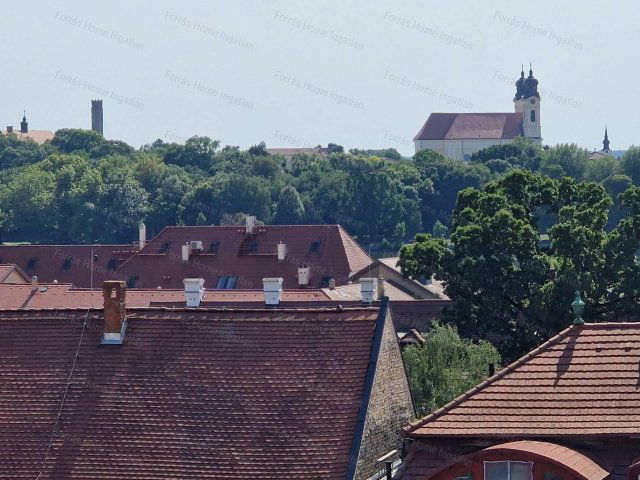 Eladó panellakás, Tatán 59.5 M Ft, 2 szobás