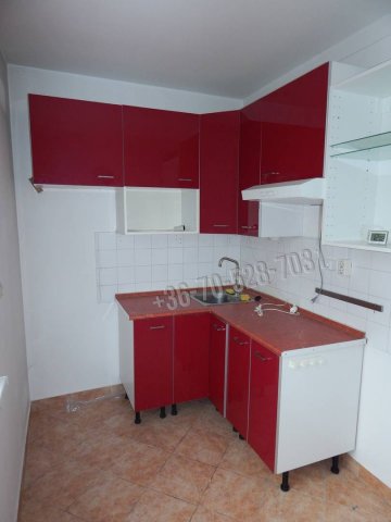 Eladó panellakás, Tatabányán 43.9 M Ft, 3 szobás