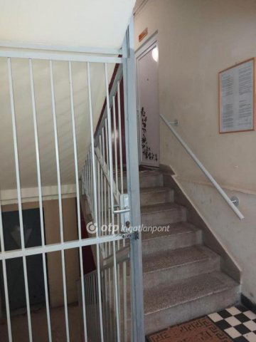 Eladó panellakás, Pécsett 56.8 M Ft, 3 szobás