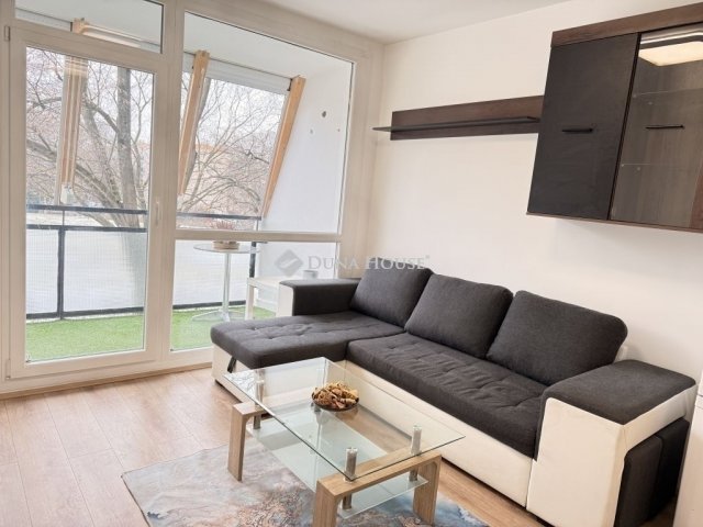 Eladó panellakás, Pécsett 51.9 M Ft, 3 szobás