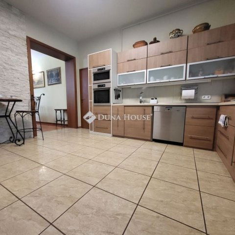 Eladó családi ház, Szegeden 210 M Ft, 6 szobás