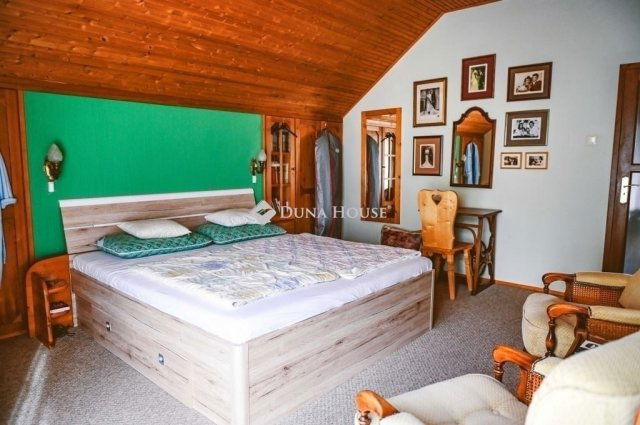 Eladó családi ház, Pécsett 170 M Ft, 1 szobás