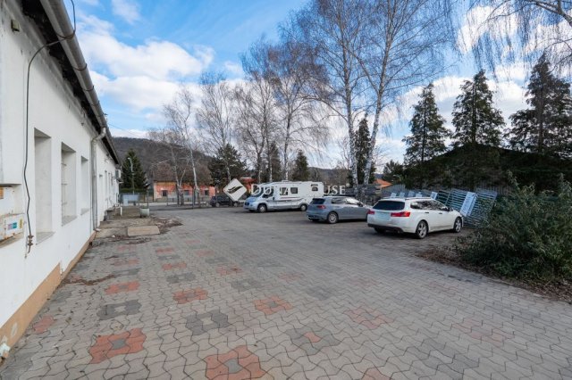 Kiadó üzlethelyiség, Tatabányán, Deák Ferenc utcában