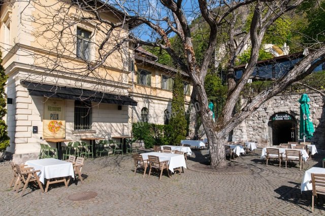 Eladó hotel, Visegrádon 1433.85 M Ft, 20+3 szobás