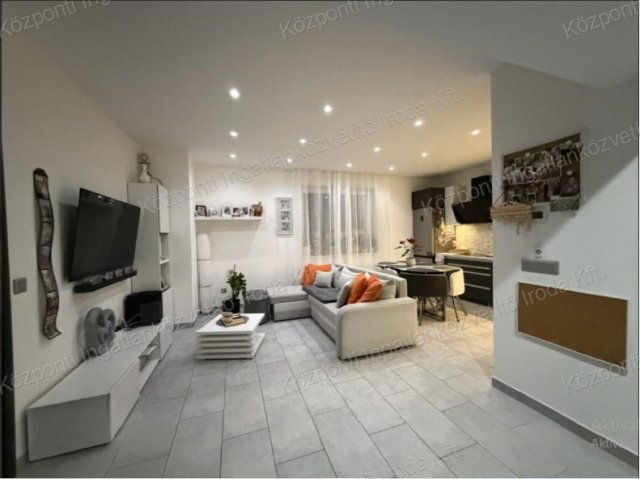 Eladó ikerház, Tatabányán 119 M Ft, 3 szobás