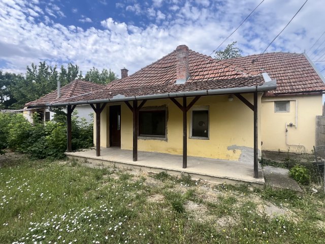 Eladó családi ház, Gyulán 26.5 M Ft, 4 szobás