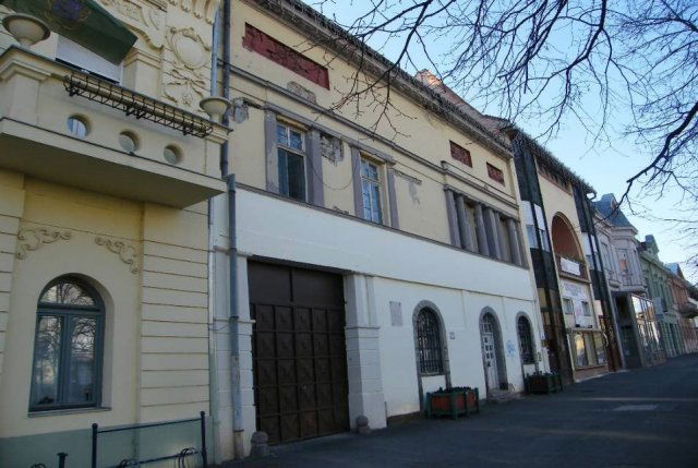 Eladó ipari ingatlan, Gyöngyösön, Fő téren 249 M Ft