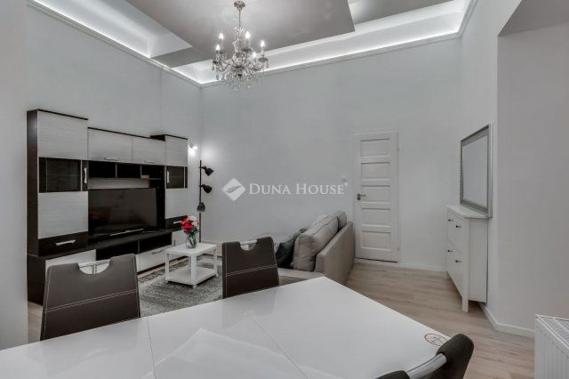 Eladó téglalakás, Budapesten, V. kerületben, Belgrád rakparton