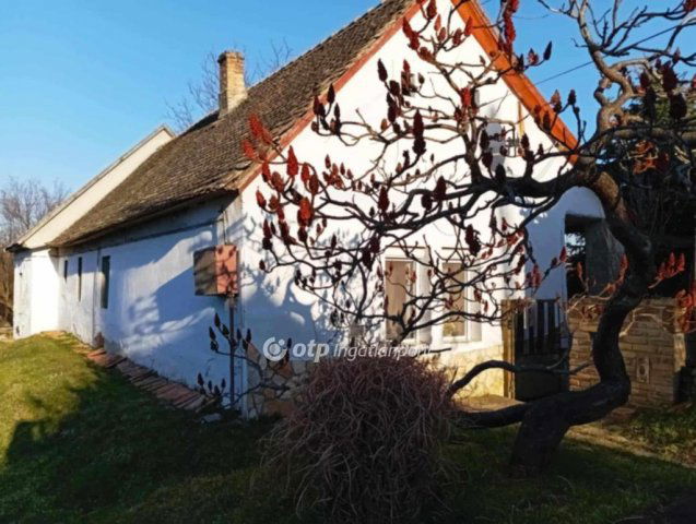 Eladó családi ház, Várdombon 16.5 M Ft, 2+2 szobás
