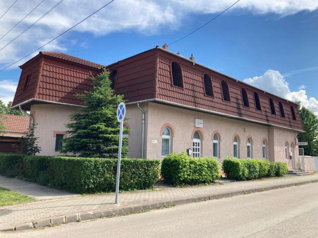 Eladó családi ház, Ajkán 194 M Ft, 15 szobás