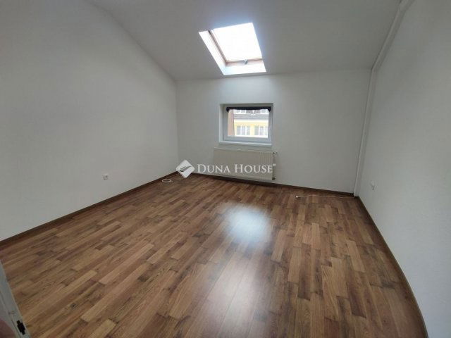 Eladó téglalakás, Kápolnásnyéken 97 M Ft, 3 szobás