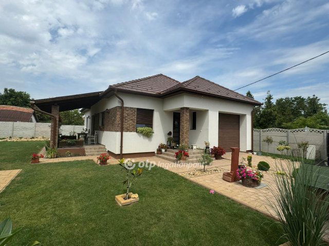 Eladó családi ház, Poroszlón 83 M Ft, 2 szobás