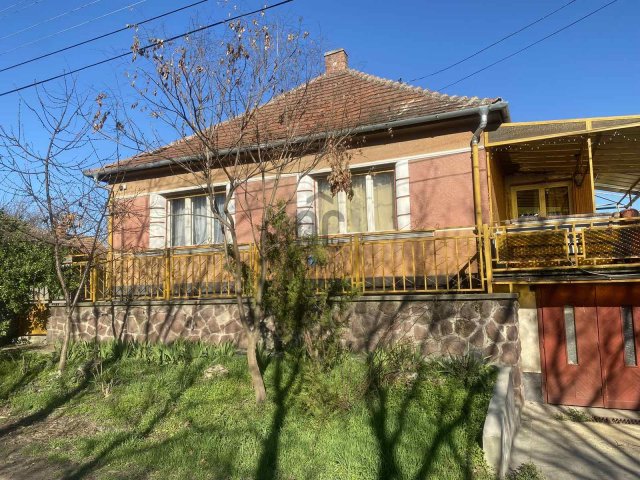 Eladó családi ház, Solton 33.5 M Ft, 6 szobás