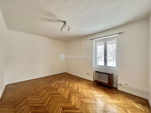 Eladó téglalakás, Veszprémben 54.9 M Ft, 2 szobás