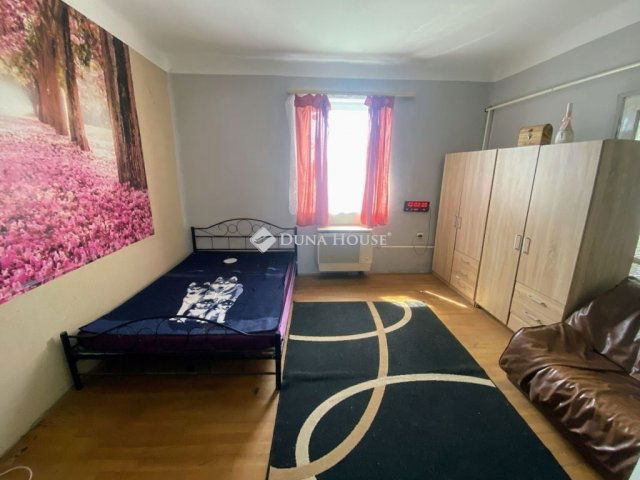 Eladó családi ház, Tasson 35 M Ft, 2 szobás