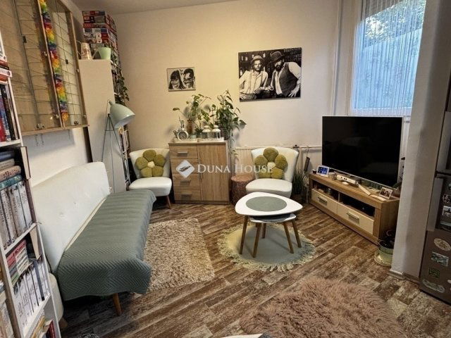 Eladó panellakás, Debrecenben 66.9 M Ft, 4 szobás