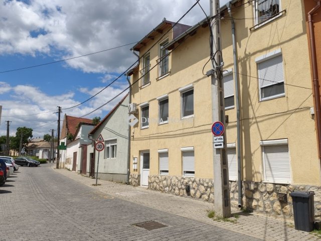Eladó téglalakás, Pécsett 75 M Ft, 4 szobás