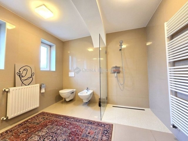 Eladó családi ház, Pécsett 214.9 M Ft, 5 szobás