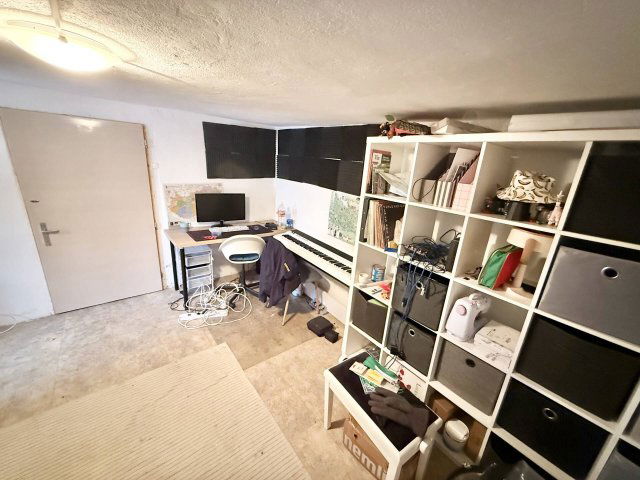 Eladó családi ház, Pécsett 23.9 M Ft, 2 szobás