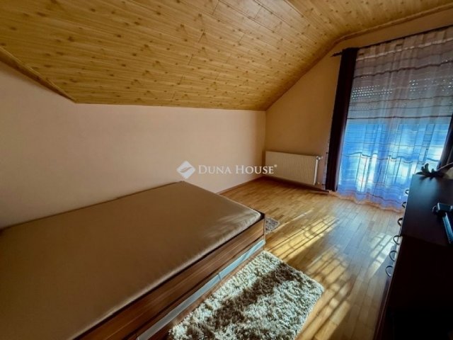 Eladó családi ház, Pécsett 210 M Ft, 5 szobás