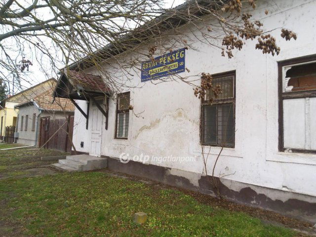 Eladó családi ház, Tiszanánán 4.9 M Ft, 4+2 szobás