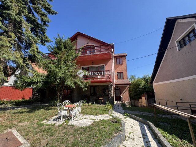 Eladó családi ház, Pilisszentlászlón 220 M Ft, 12+1 szobás