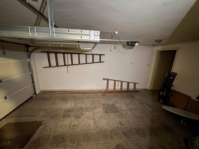 Eladó családi ház, Pécsett 114.9 M Ft, 8 szobás