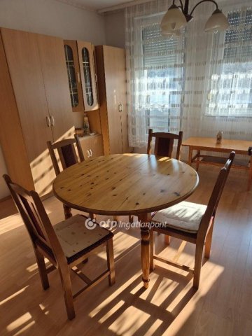 Eladó panellakás, Pápán 36.99 M Ft, 2 szobás