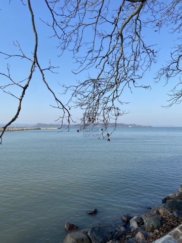 Eladó téglalakás, Balatonföldváron 191 M Ft, 4 szobás