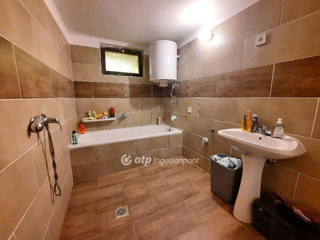 Eladó családi ház, Tiszakécskén 24.99 M Ft, 3+2 szobás