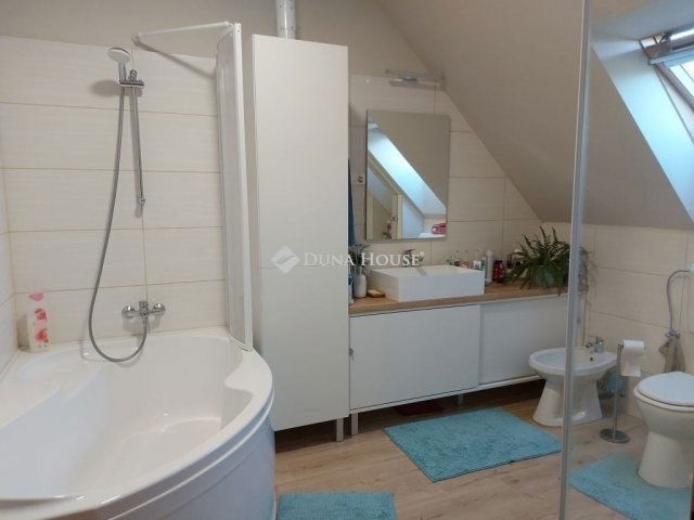 Eladó téglalakás, Sukorón 94.5 M Ft, 3 szobás