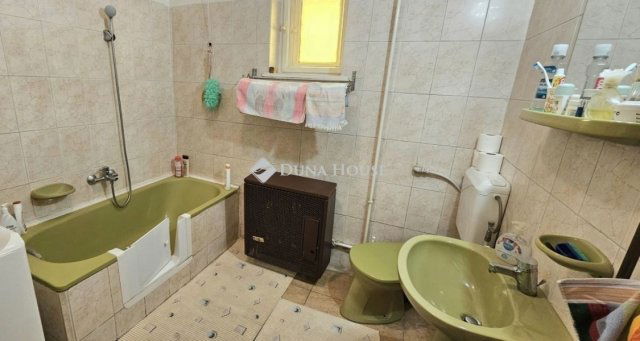 Eladó családi ház, Bogádon 64.99 M Ft, 4 szobás