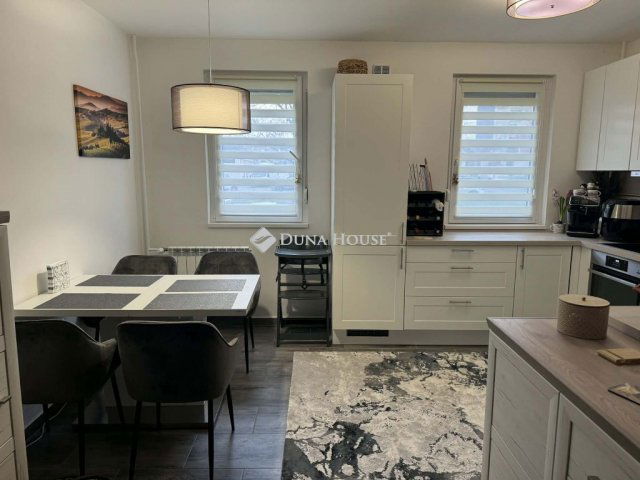 Eladó panellakás, Pécsett, Wallenstein Zoltán utcában 54.9 M Ft