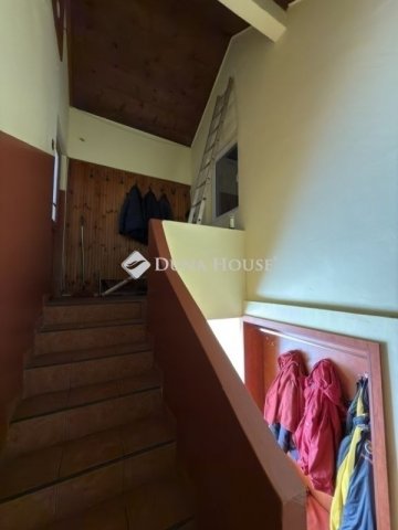 Eladó családi ház, Dányon 157.5 M Ft, 10 szobás